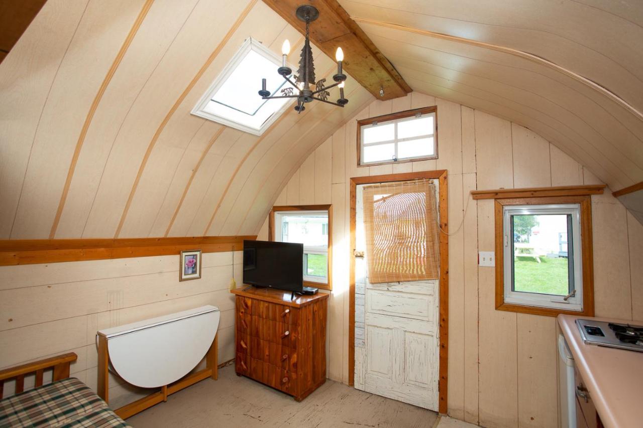 Fun Place With A Sandy Beach For Swimming, Boating, And Fishing, Featuring 3 Available Cabins Fenelon Falls Exteriér fotografie