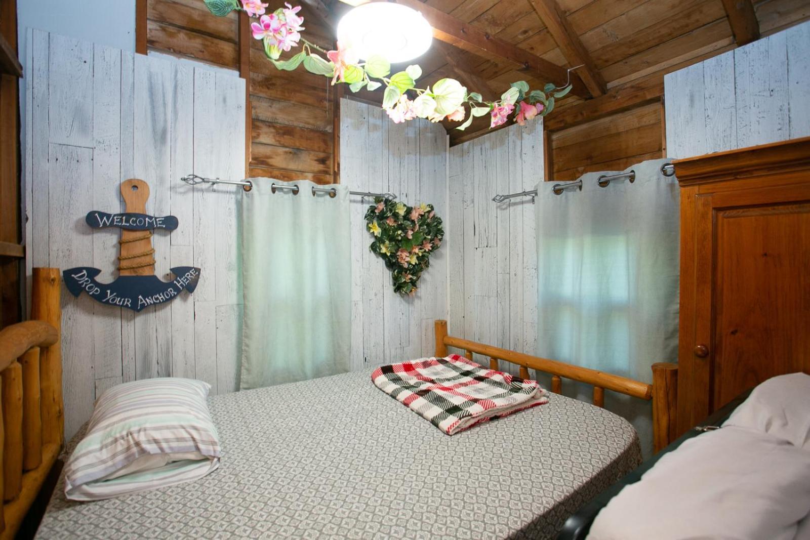 Fun Place With A Sandy Beach For Swimming, Boating, And Fishing, Featuring 3 Available Cabins Fenelon Falls Exteriér fotografie