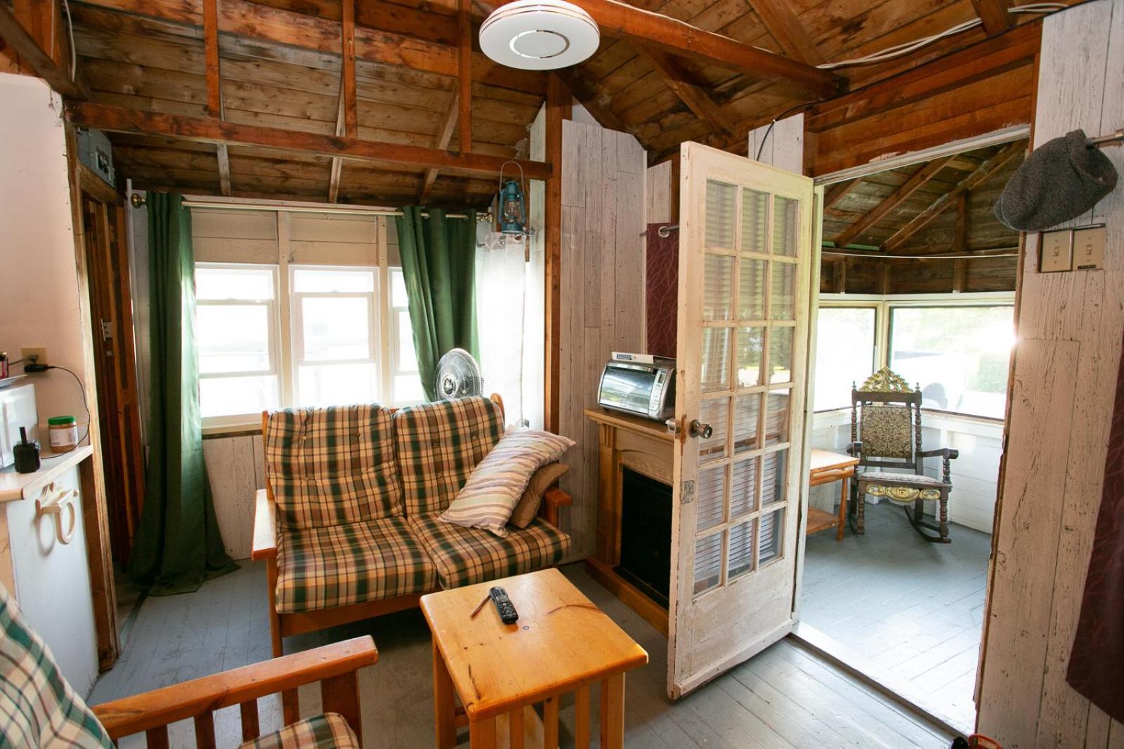 Fun Place With A Sandy Beach For Swimming, Boating, And Fishing, Featuring 3 Available Cabins Fenelon Falls Exteriér fotografie