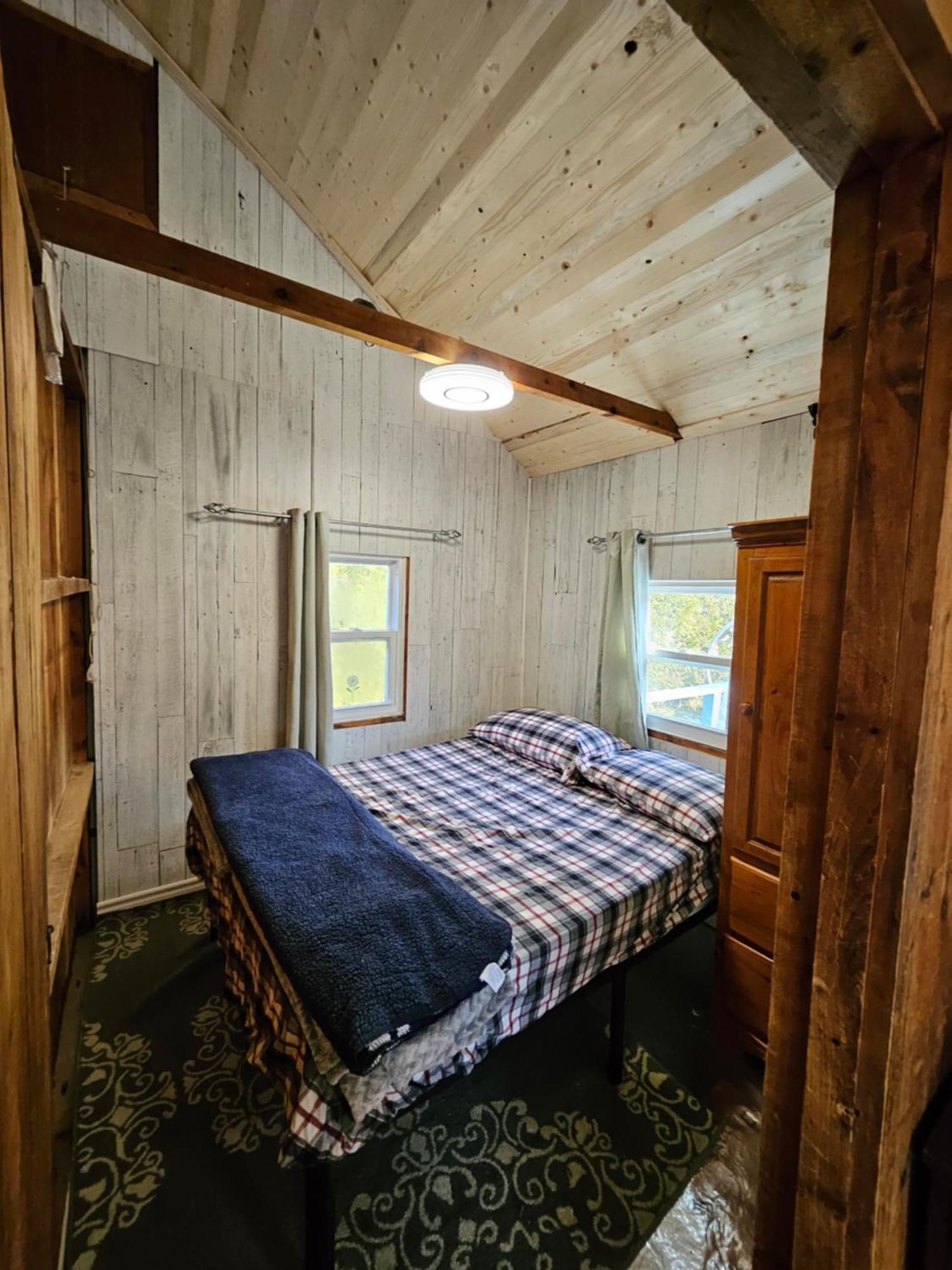 Fun Place With A Sandy Beach For Swimming, Boating, And Fishing, Featuring 3 Available Cabins Fenelon Falls Exteriér fotografie